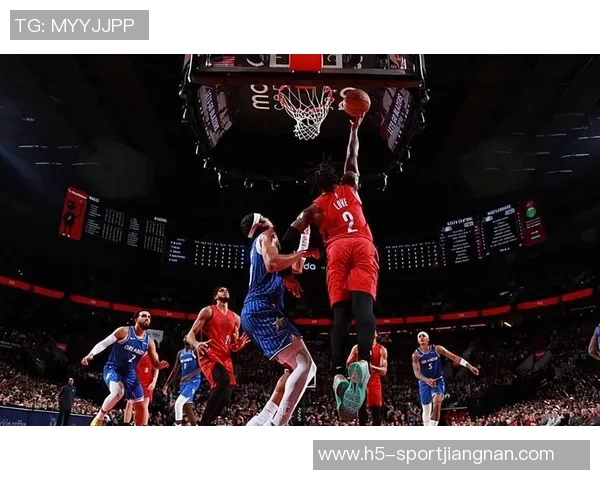 开拓者官方分享凯勒布乐福离开球馆时携篮球的温馨瞬间